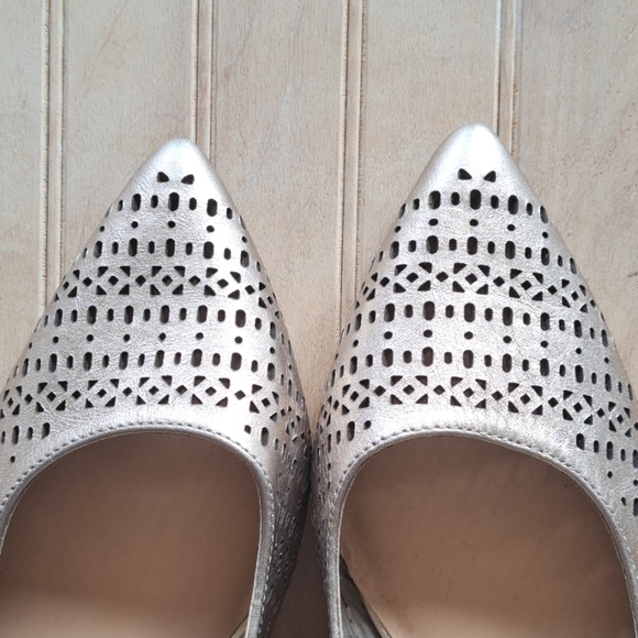 NEW Bella Vita Pointy Sling Back Kitten Heel Metallic Cutout Perforated Pumps - Picture 3 of 7